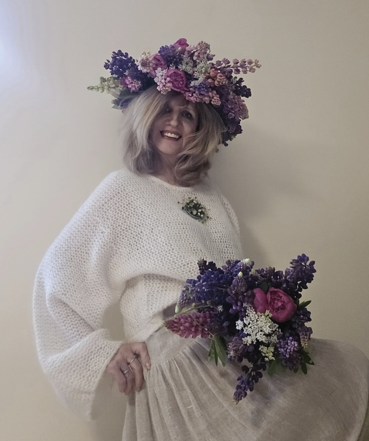Studijas “Floral” saimniece ar ziedu vainagu un lupīnu pušķi